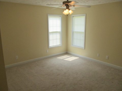 Building Photo - Beautiful 4 Bedroom Home with Spacious Backyard!