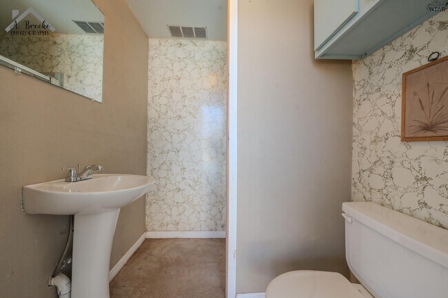 Building Photo - 1603 Karen Ln