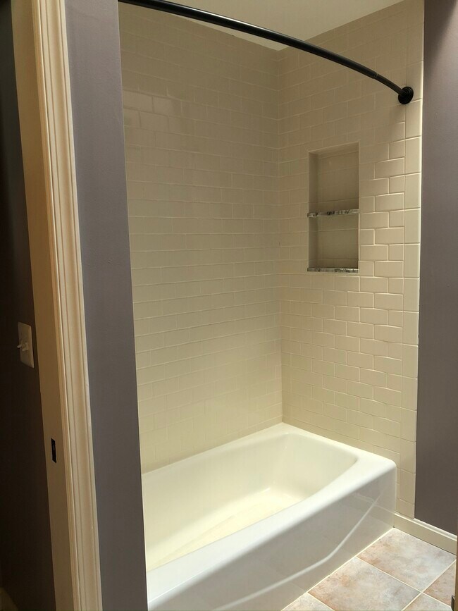 master bath tub - 752 Howards Loop