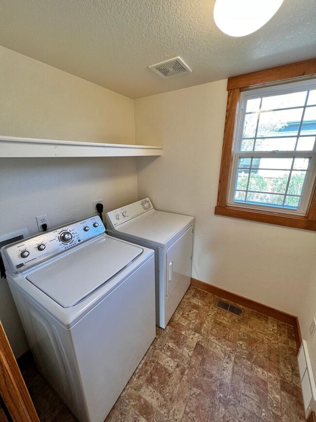 Building Photo - 3 bed, 3 bath Home in Poudre Overlook Neig...