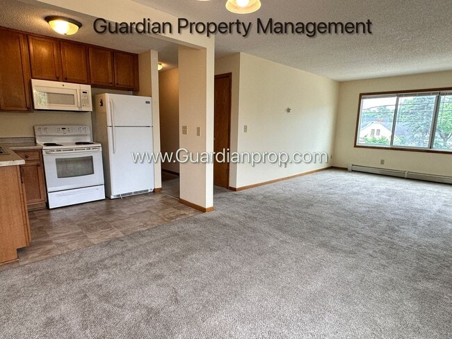 Building Photo - Longfellow Top Floor Apartment, Blocks Fro...