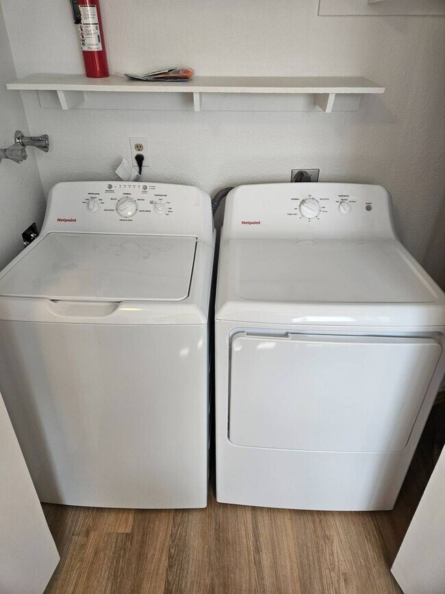 Building Photo - Stunning 2 Bed, 1 Bath w/ Laundry & AC in ...