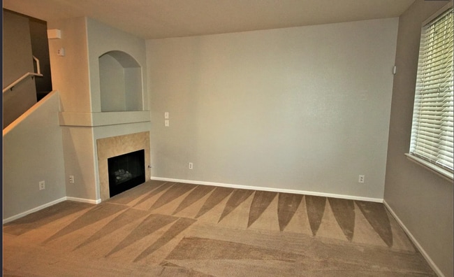 Building Photo - Inviting Open-Concept Townhome!