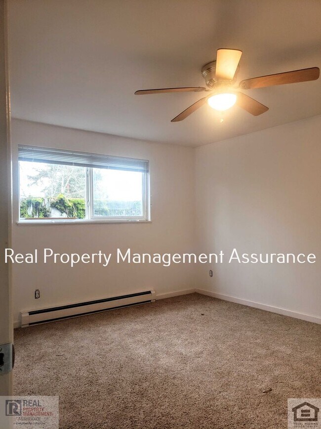 Building Photo - Charming 3BR/1.5BA Duplex Unit Now Availab...