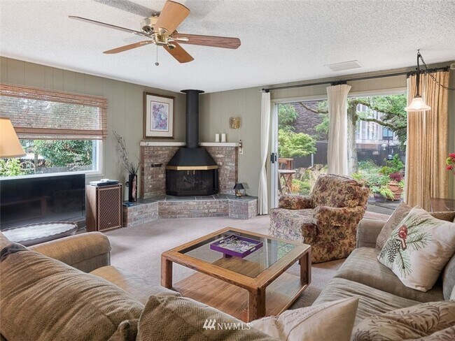 Building Photo - Charming 3-Bedroom Home with Fresh Updates