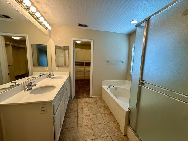Building Photo - Large 3 bedroom home with loft and large b...