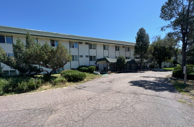 Building Photo - 1 Bedroom 1 Bathroom Available in Country Club Villas!  **Move-In Special**