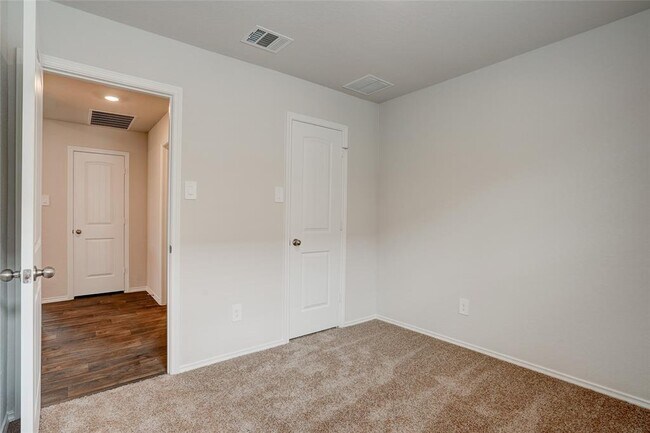 Building Photo - 121 Roanwood Dr