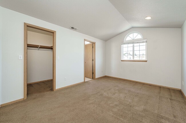 Building Photo - Comfortable 3-Bedroom Townhouse with A/C, ...