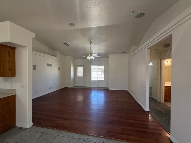 Building Photo - 3 Bedroom 2 Bathroom Home