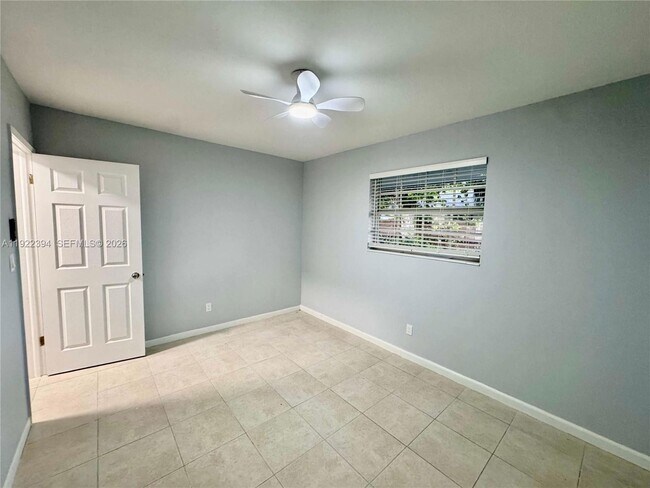 Building Photo - 1529 SW 22nd St