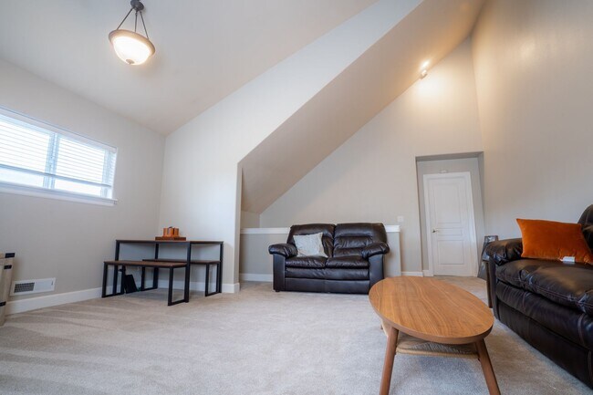 Building Photo - Amazing Updated Braeburn Townhome close to all Bend has to offer!