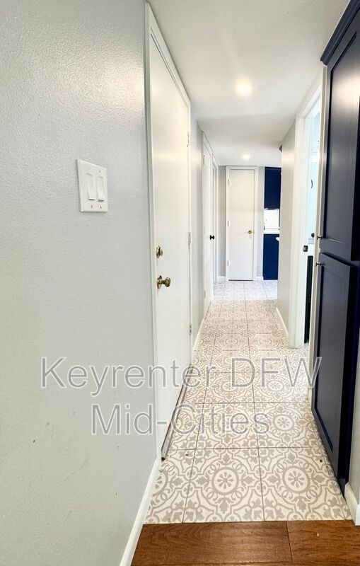 Building Photo - 2505 Crestview Cir