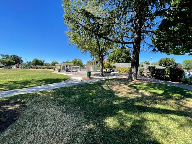Building Photo - Wonderful and Spacious 4 Bedroom Concord H...