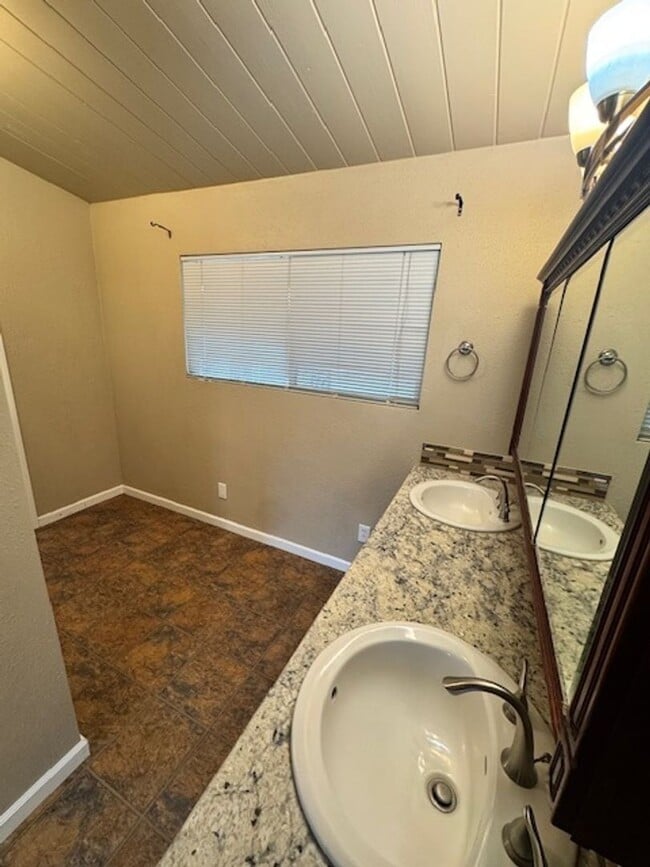 Building Photo - Available for Move In 3 Bed, 2.5 Bath Home...