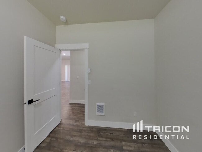 Building Photo - 5144 Victory Dr SW