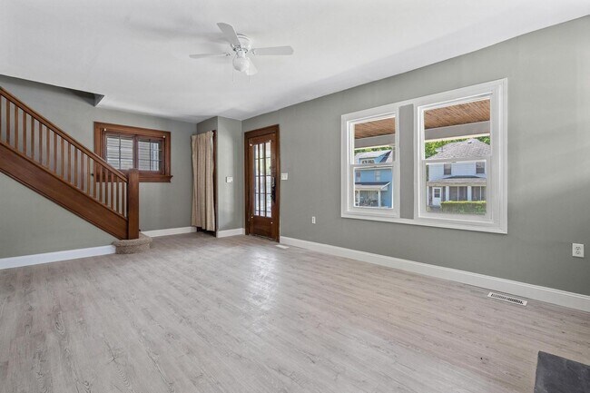 Building Photo - 3 Bedroom Home For Rent
