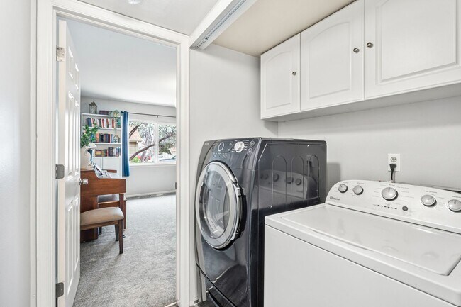 Building Photo - Spacious 3 Bedroom Townhouse-Style Condo N...