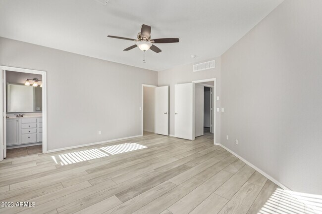 Building Photo - 2821 W Santa Cruz Ave