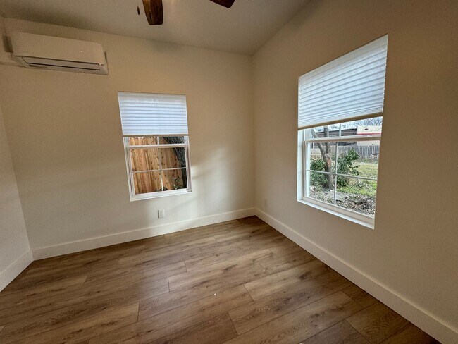 Building Photo - Stunning 2 bedroom 1 bathroom home In Kendall-Whittier district of Tulsa!