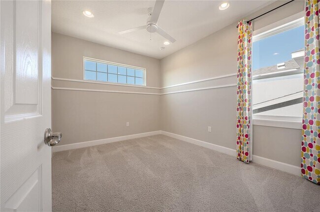 Building Photo - 7212 Paradiso Dr