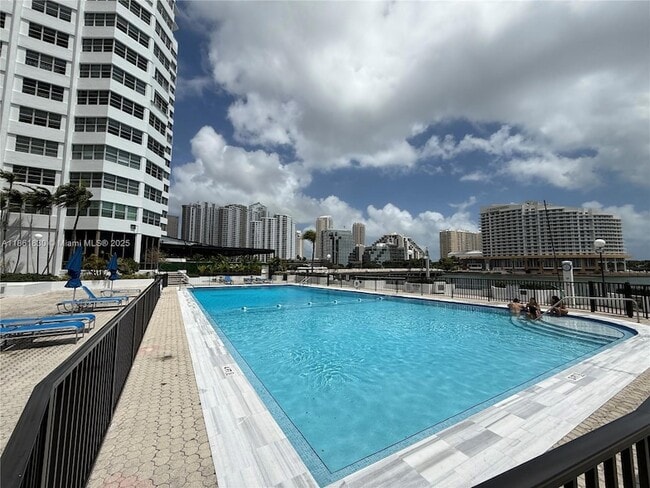 Building Photo - 801 Brickell Bay Dr
