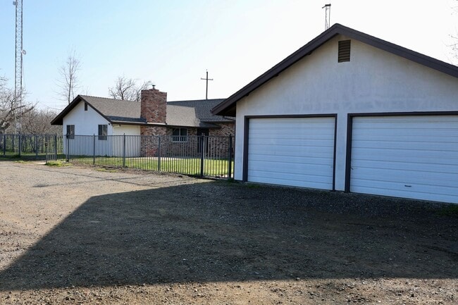 Building Photo - Authentic Country Living