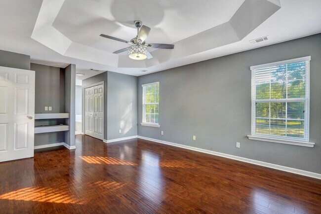 Building Photo - Richmond Hill Beauty: 4-Bedroom Home with Stunning Lagoon Views!