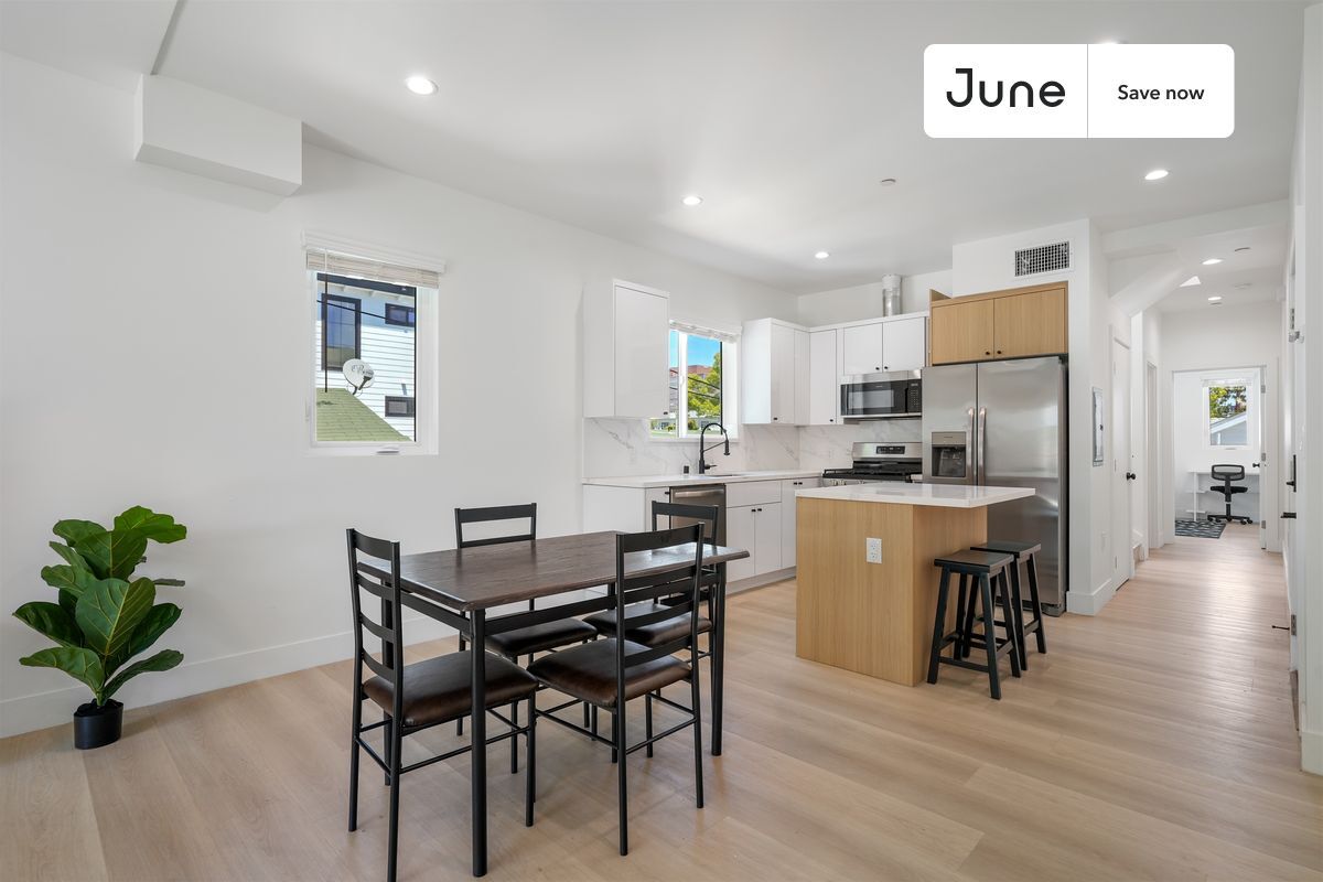 Building Photo - 1321 N June St