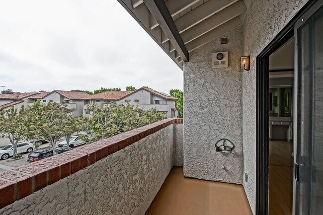 Building Photo - PRIME POOLFRONT LOCATION & CLOSE TO MAIN GATE! BRIGHT & SPACIOUS, END-UNIT POOLFRONT TOWNHOUSE W/...