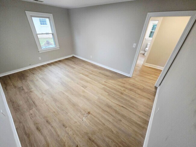 Building Photo - Newly Renovated Rental Available in Burlin...