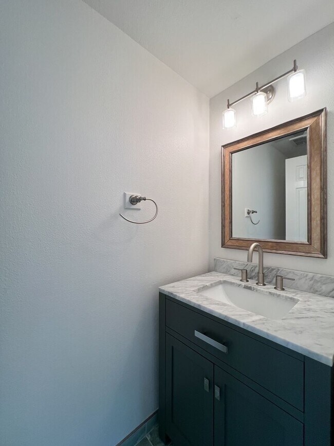 Building Photo - Beautifully Remodeled St. Helena Townhome with Pool Access & 2-Car Garage