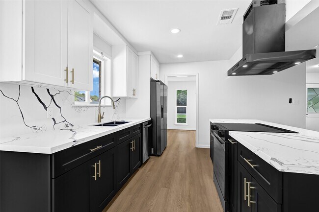 Building Photo - 7114 Fox Run Dr