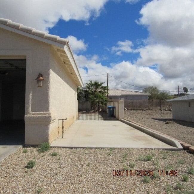 Building Photo - 3 bedroom 2 bath home with 3 car garage and RV parking
