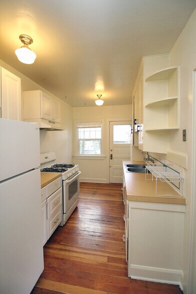 Building Photo - 3087 SE Ankeny St