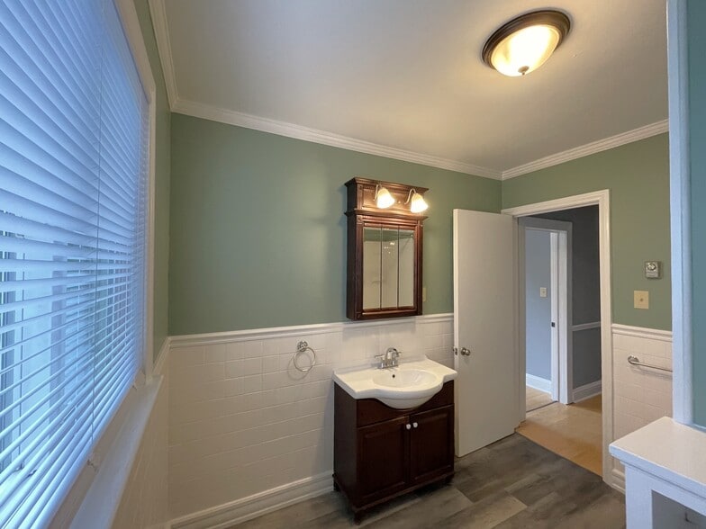 Bathroom - 533 W Water St
