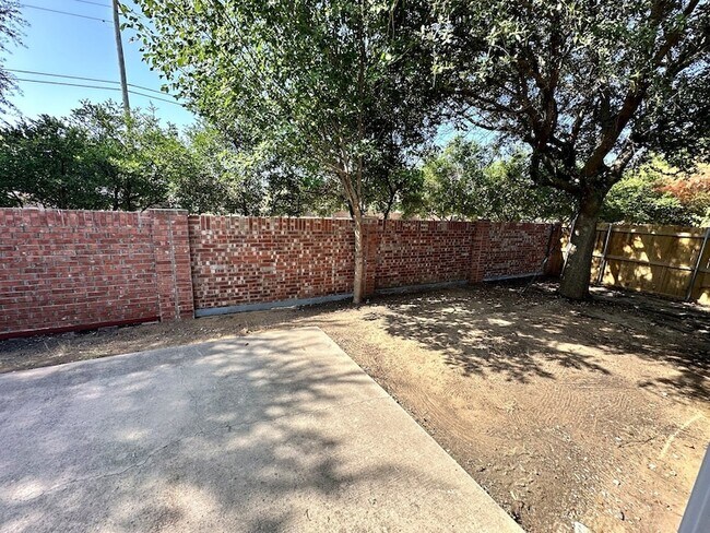 Building Photo - 5733 Pebble Ridge Dr