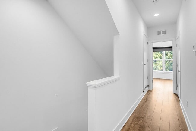 Building Photo - Spacious 4-level Home| 3 bedrooms + Garage parking!