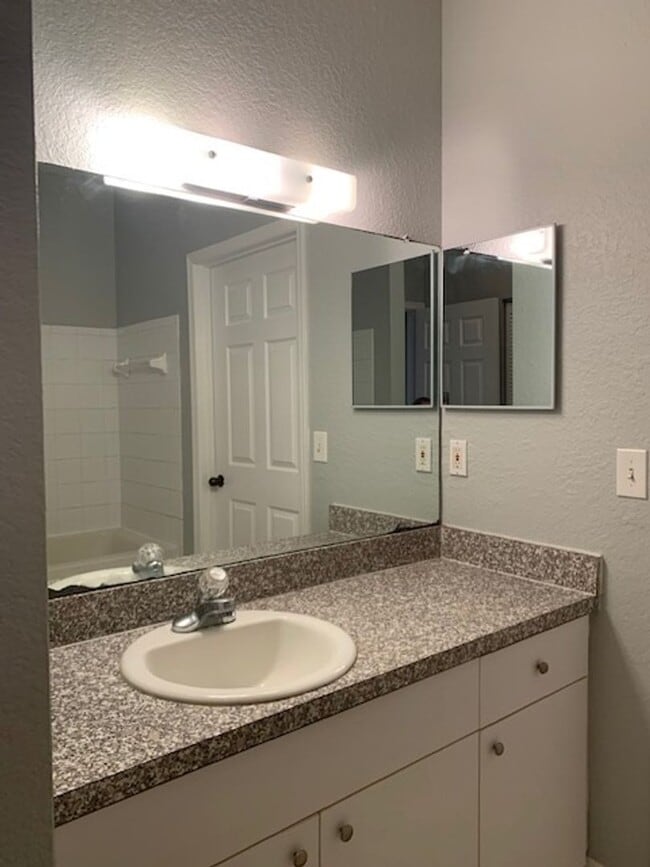 Building Photo - 1 Bed/1 Bath Condo in MetroWest ...