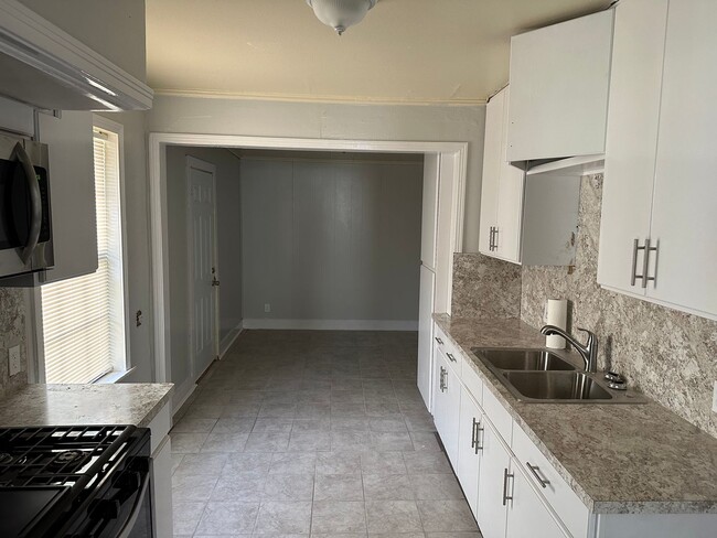Building Photo - 3 Bedroom 1 Bath Rental