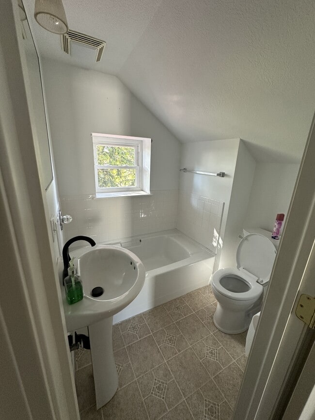 Building Photo - 962 W Main St