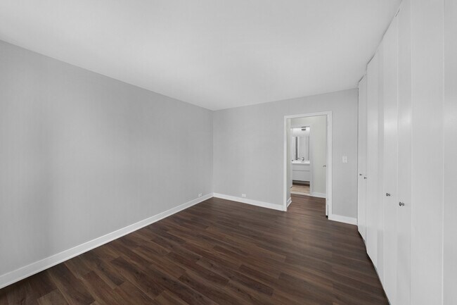 Building Photo - 1850 N Clark St
