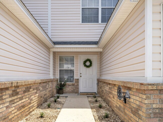 Building Photo - Charming 2-Bedroom Townhouse Retreat on Sc...