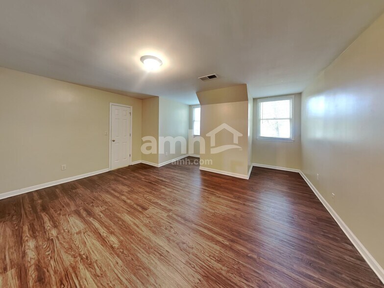 Building Photo - 1302 Hadaway Trail NE