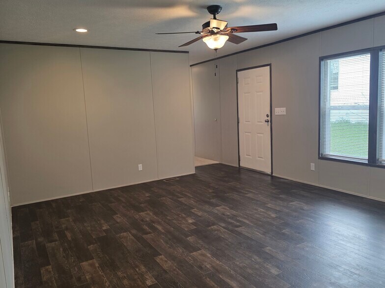 Building Photo - 4049 Trout Ln