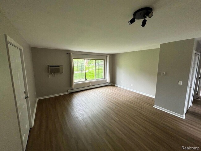 Building Photo - 454 Romeo Rd