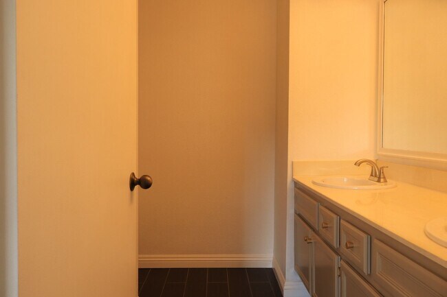 Building Photo - Spacious 3 bedrooms 3 full baths home in Chula Vista