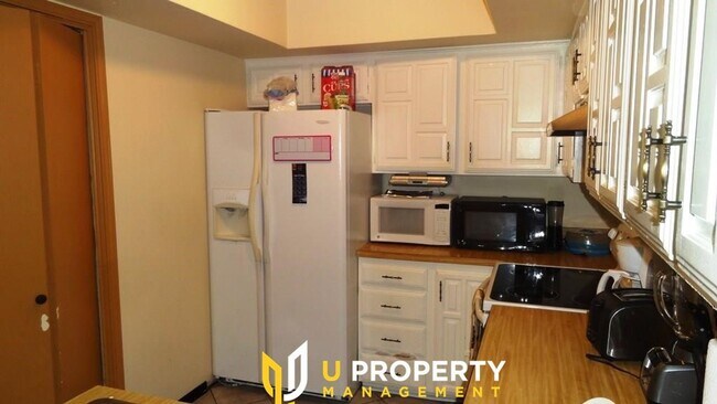 Building Photo - Spacious 2-Bed/2-Bath with High Ceilings, ...