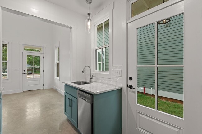 Building Photo - Like New! 2 bedroom 2 bathroom cottage sty...