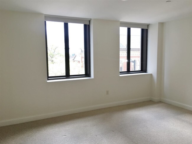 Building Photo - 875 Elm St
